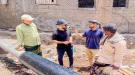 عدن.. مدير صيرة يوجه بإصلاح أنابيب الصرف الصحي في منطقة الخساف ...