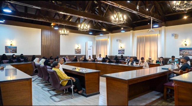 اجتماع لمناقشة خطط العمل ومستوى أداء ادارات المجلس المحلي بمديرية صيرة في عدن ...